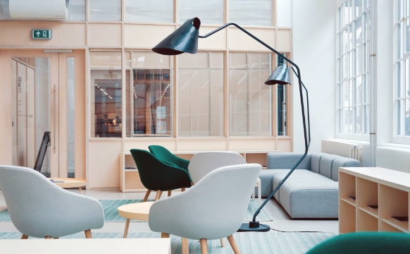 木製家具と観葉植物のあるおしゃれなオフィス