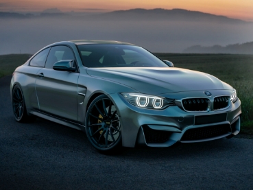 夕暮れ時に停車しているグレーのBMWセダン