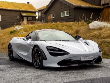 山道沿いに停まっている白のマクラーレン720S