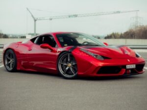 駐車場に停車した赤いフェラーリ